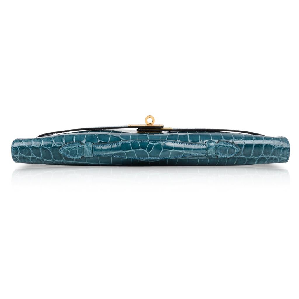Pochette Hermès Kelly Cut en crocodile bleu à colvert avec détails dorés  en vente 3