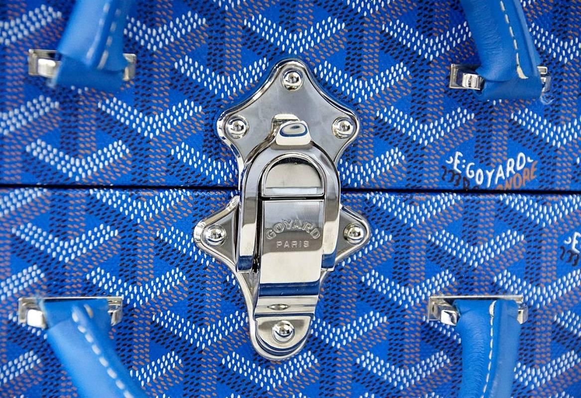 Guaranteed authentic numbered Limited Edition blue Goyard trunk which opens to reveal 2 removable Palladium plated dog bowls!
Rare to find in the blue.
Trunk is blue logo canvas with blue leather trim.
Inside the Palladium bowls are secured on a