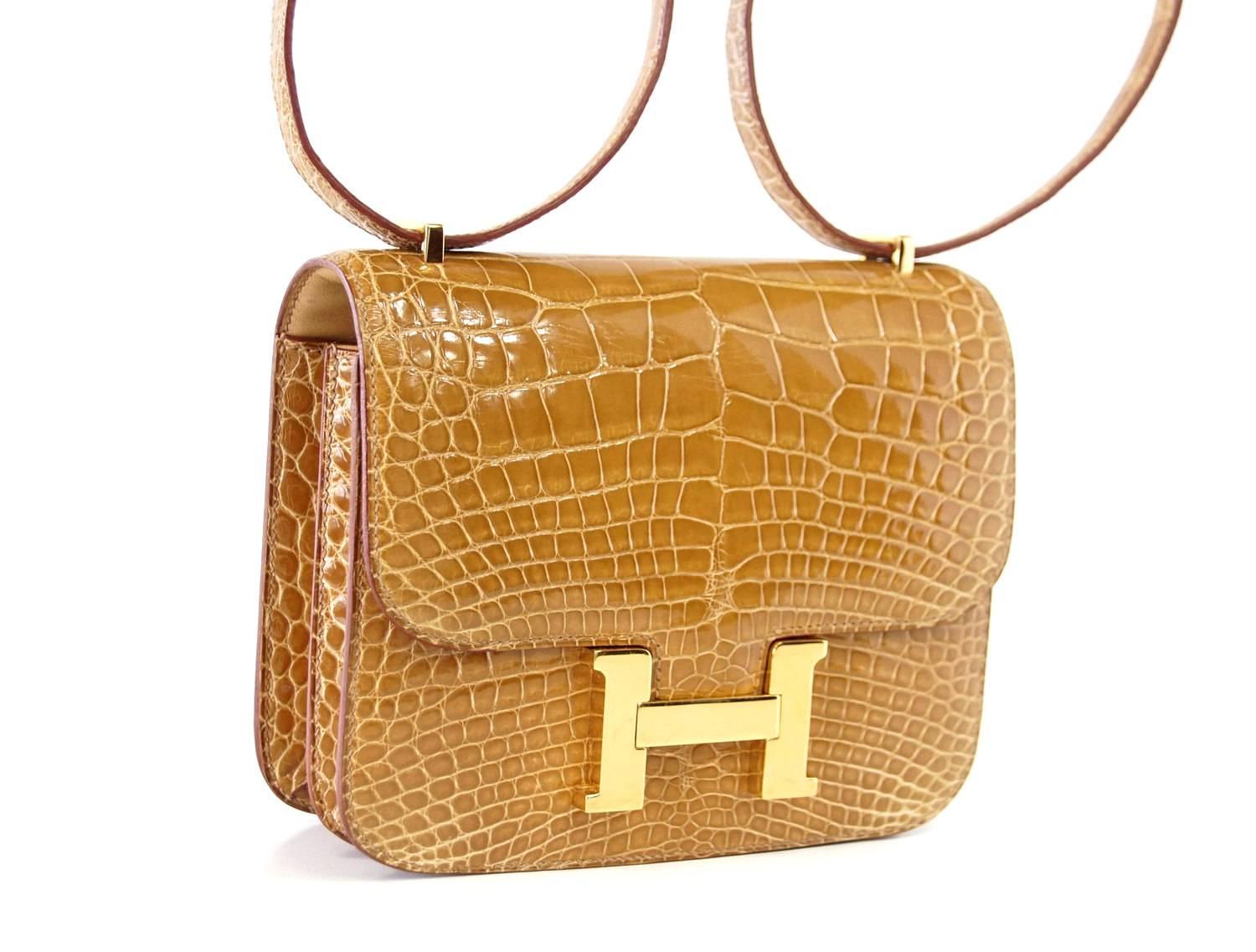 Rare 18 Hermes Constance in chic perfect neutral Ficelle.
Rich with Gold Hardware.
Young, sophisticated and beautiful!
Carried by hand, over the shoulder, or even across the body.
HERMES PARIS MADE IN FRANCE is stamped on front under flap. Clean