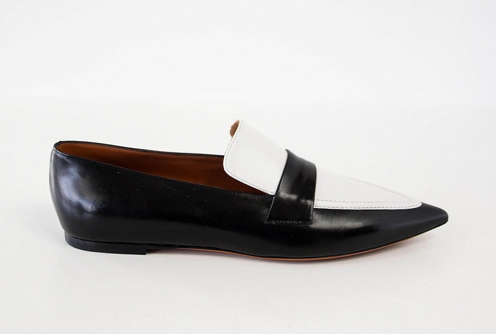 Guaranteed authentic CELINE modern penny loafer style shoe.
Pointed toe black and white loafer.
Classic and very chic!
NEW or NEVER WORN.
final sale
 
SIZE 39
USA SIZE 9

SHOE MEASURES:
UPPER SOLE 10.25
