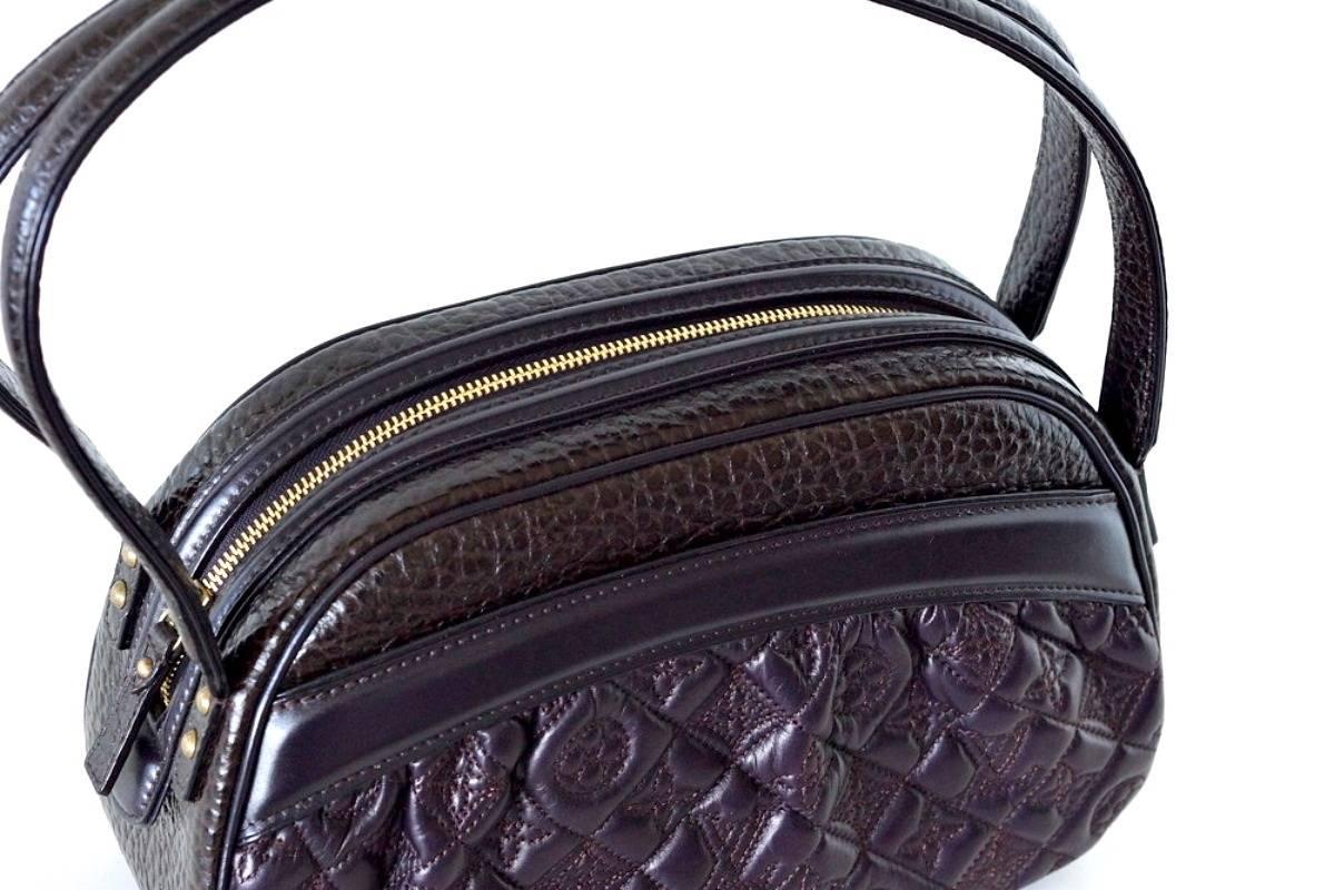 Guaranteed authentic LOUIS VUITTON Clara Vienna Limited Edition bag.
Magnificent aubergine monogram quilted lambskin bag combined with alligator and smooth leather.
Limited Edition.
Alligator on the sides and top with a band of smooth leather