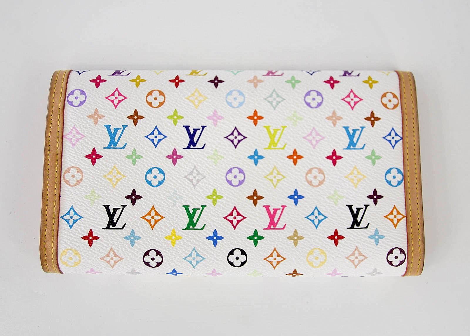 Guaranteed authentic Louis Vuitton white Murakami Porte Tresor International wallet.
4 credit card slots.
Checkbook slot and change purse.
See separate listing for matching Alma bag in white Murakami. 
final sale

WALLET MEASURES:
LENGTH  7.5"