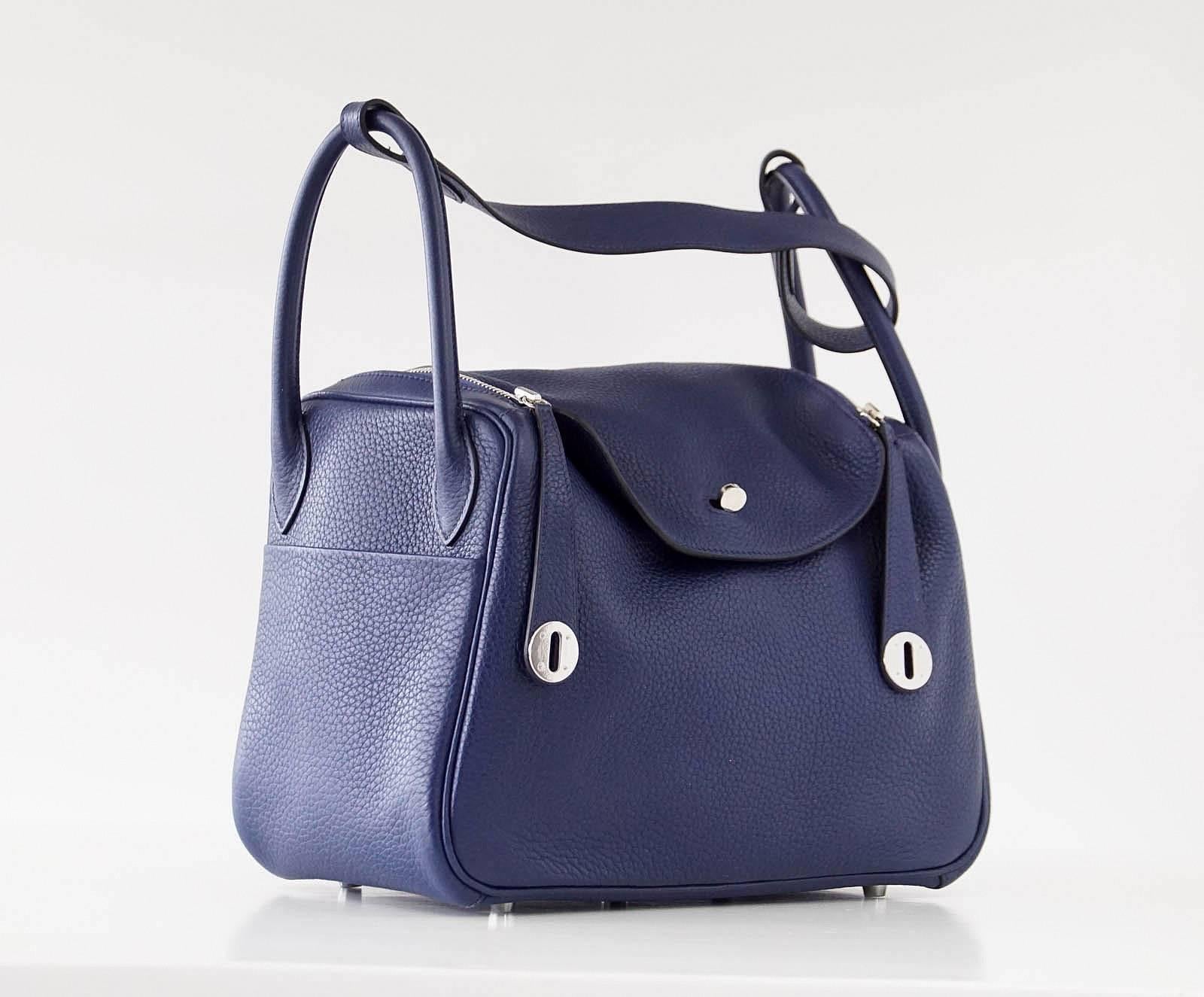 Guaranteed authentic Hermes versatile Lindy in jewel toned Sapphire Blue Clemence leather.
Can be carried by hand or shoulder - and instatnly changes appearance!.
Spacious interior with a slot pocket on each side.
Top has 2 zips and exterior has