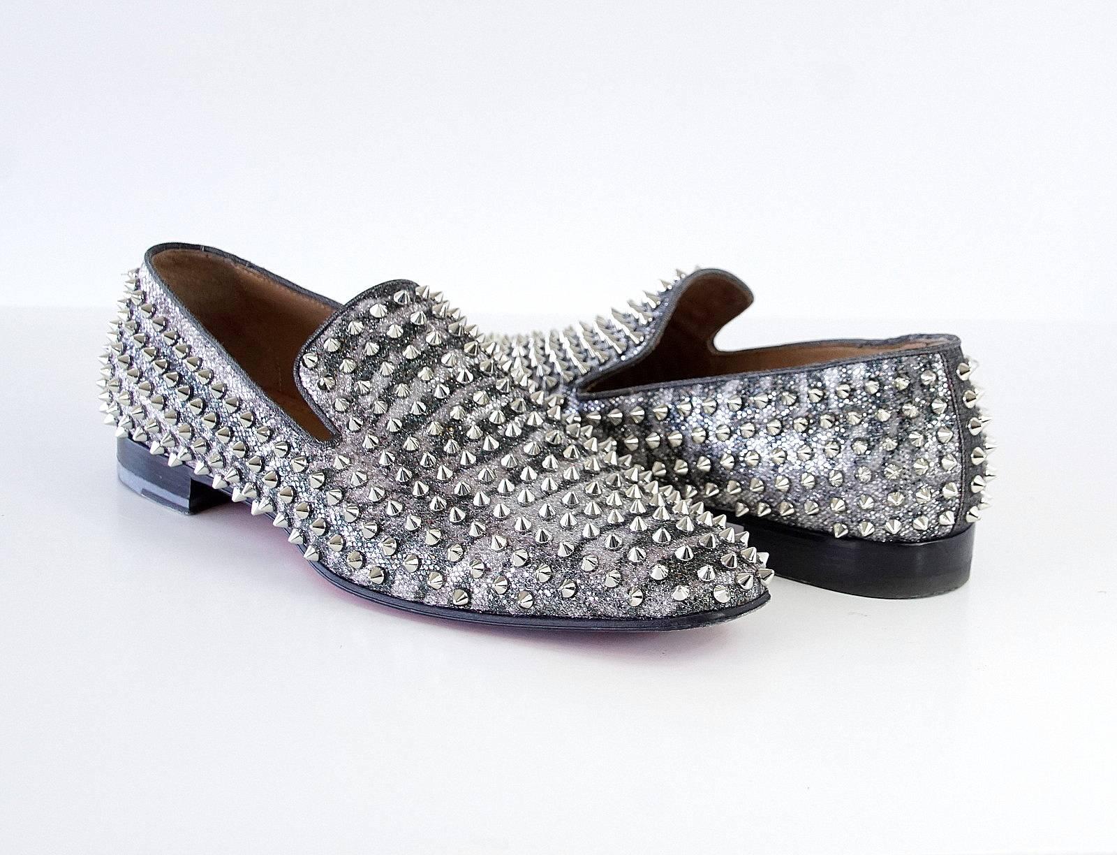 Guaranteed authentic CHRISTIAN LOUBOUTIN men's Dandelion Spikes loafer.
Striking and neutral silver glitter sirene.
Uppers are like new.
Comes with box and sleeper.
final sale

SIZE 42.5
USA SIZE 9.5

CONDITION:
MINT