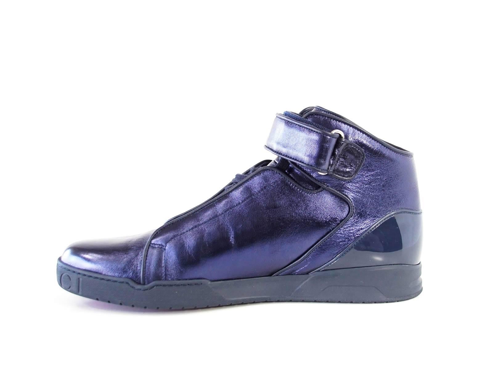 Guaranteed authentic GUCCI men's Midnight Blue Nappa Silk leather high-top sneaker.
Rich jewel toned blue lace up with side guard panels.
Rear is accentuated with patent leather.
Velcro grip ankle straps.
GUCCI is stamped around front of shoe.
Comes