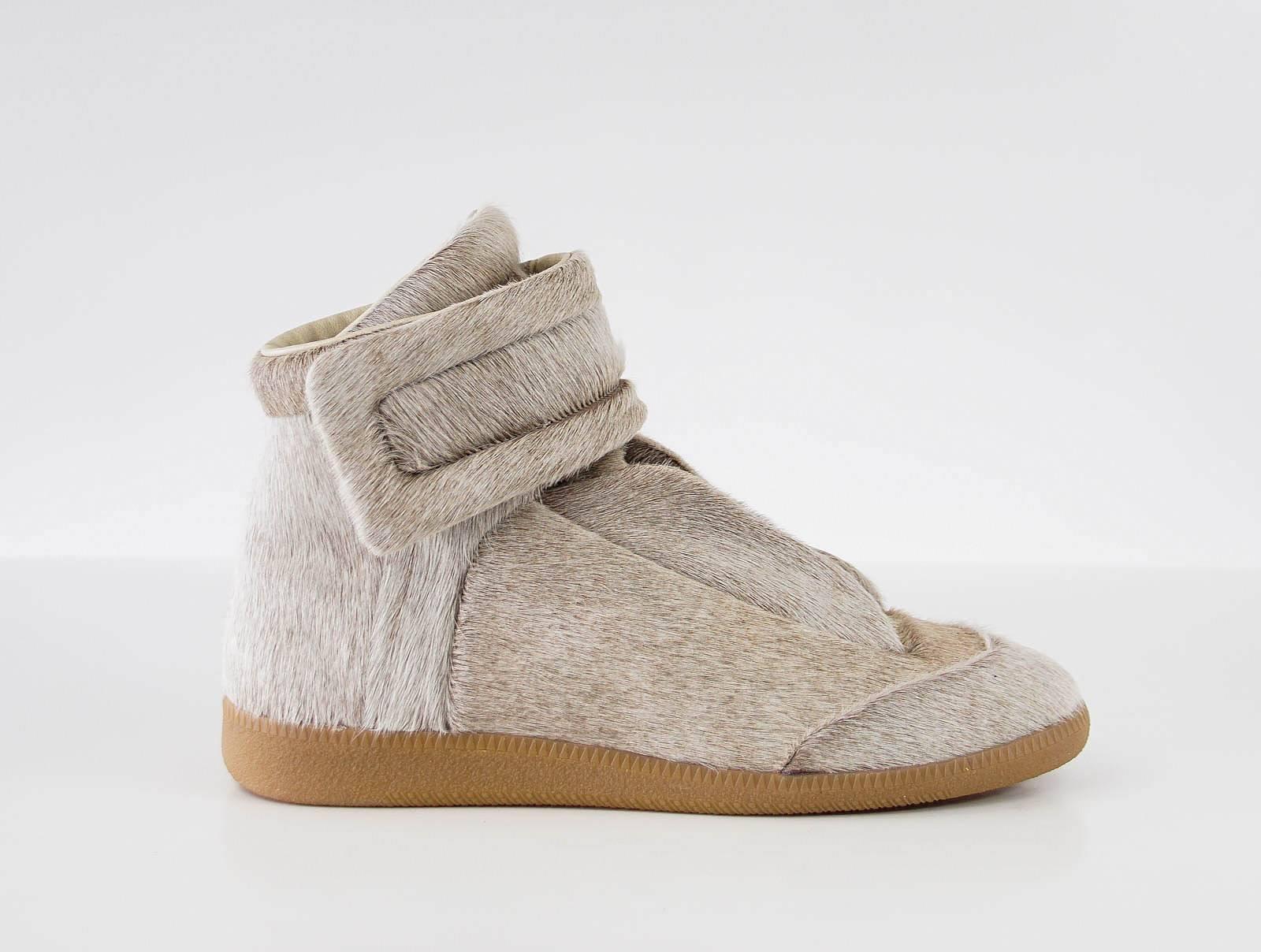 Guaranteed authentic MAISON MARTIN MARGIELA men's high top sneaker in sanded grey pony.
Lace up front with lace guards on the sides.
Velcro closure grip straps around ankle.
Comes with signature box.
NEW or NEVER WORN. 
final sale

SIZE  43
USA SIZE