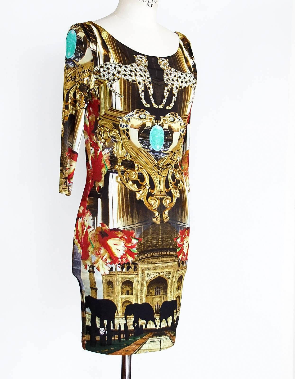Garantie d'authenticité de la robe en soie Philipp Plein Couture avec un imprimé exotique à motifs indiens. 
manches 3/4 et col bateau.
Détail de plis cousus à l'épaule.
Signature du logo sur l'ensemble de l'imprimé.
Le tissu est composé de viscose