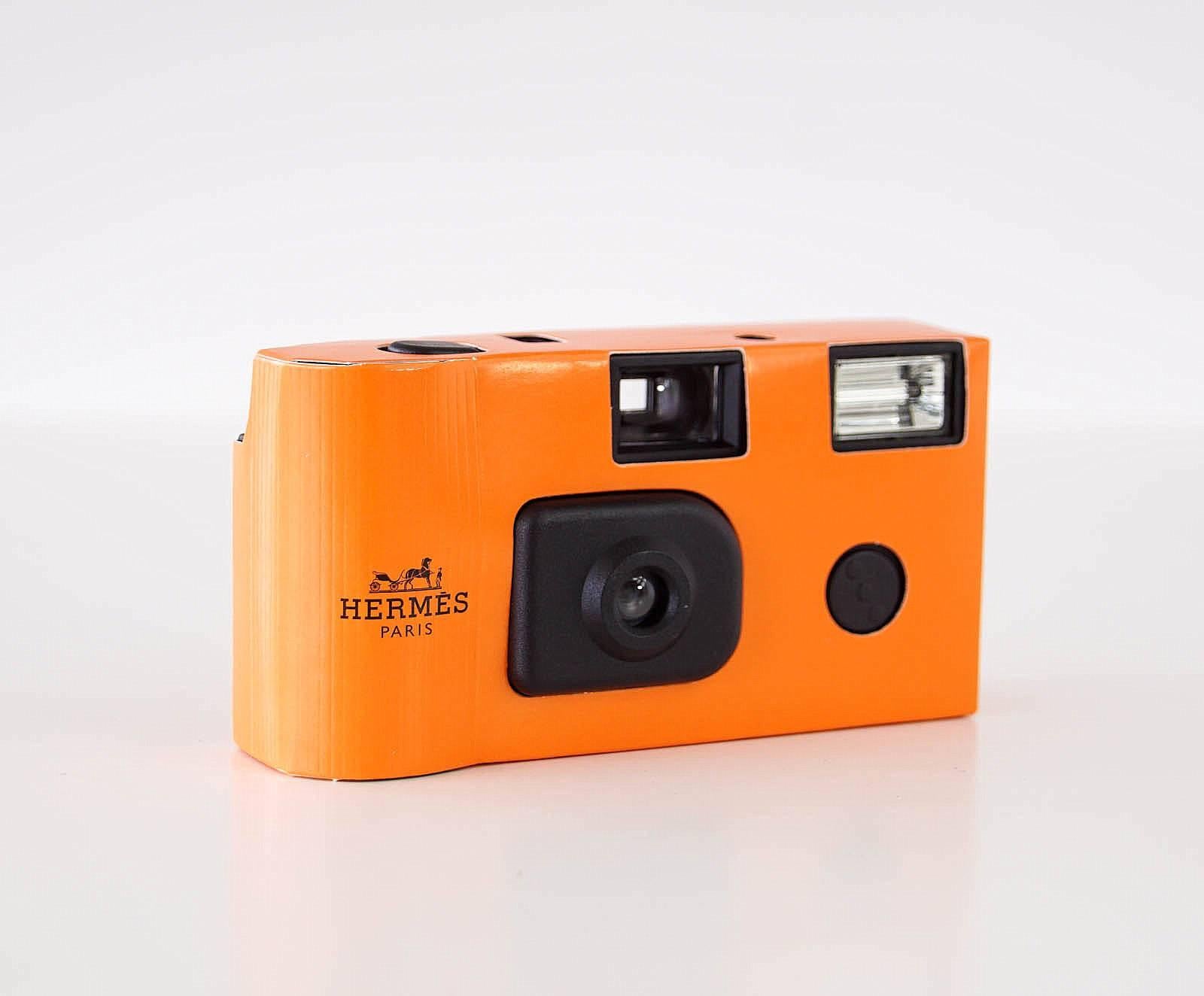 Guaranteed authentic HERMES disposable camera.
Disposable camera in classic Hermes orange.
The camera was produced in 2001 as a Limited Edition VIP gift item.
NEW or NEVER USED

CAMERA MEASURES:
LENGTH  4 3/8"
WIDTH  2 1/4"
DEPTH 
