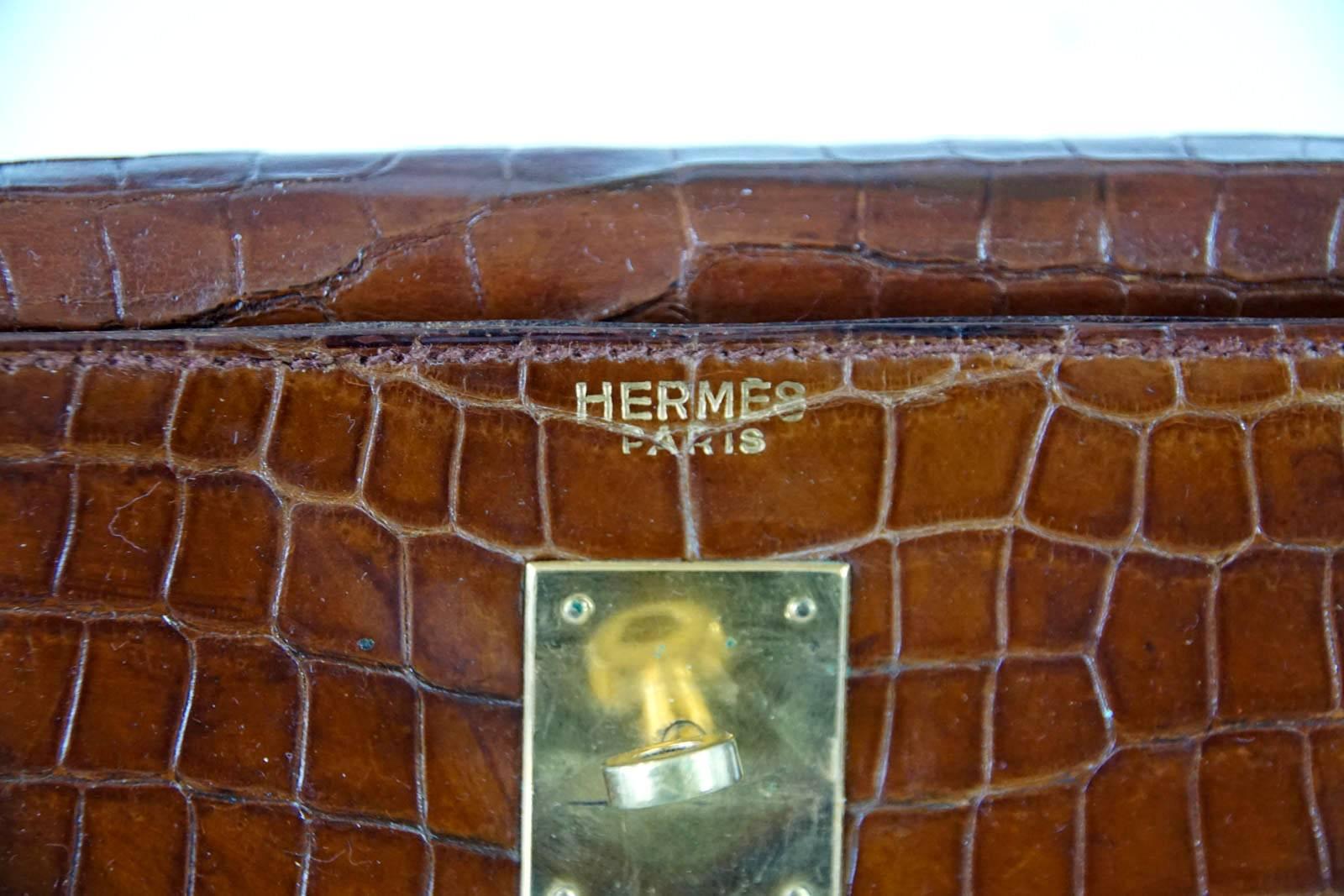 HERMES KELLY 32 Vintage Crocodile Medium Brown Seller Gold Hardware  In Excellent Condition In Miami, FL