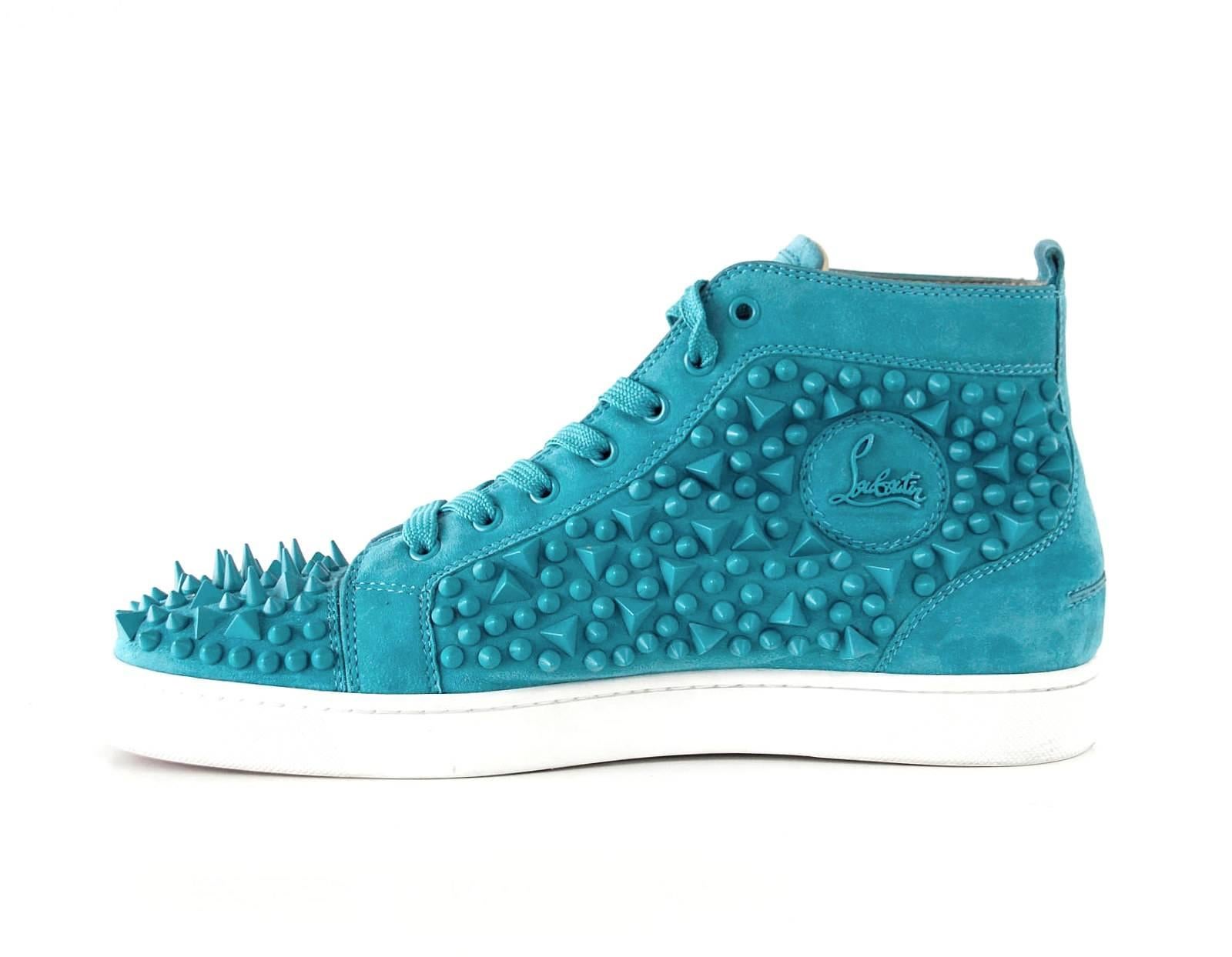 Guaranteed authentic CHRISTIAN LOUBOUTIN men's Turquoise suede Louis Pik Pik sneaker.
Hightop sneaker accentuated with white piping trim.
Except for some very minimal marks on the white side wall the shoe is without flaws.
Comes with original box