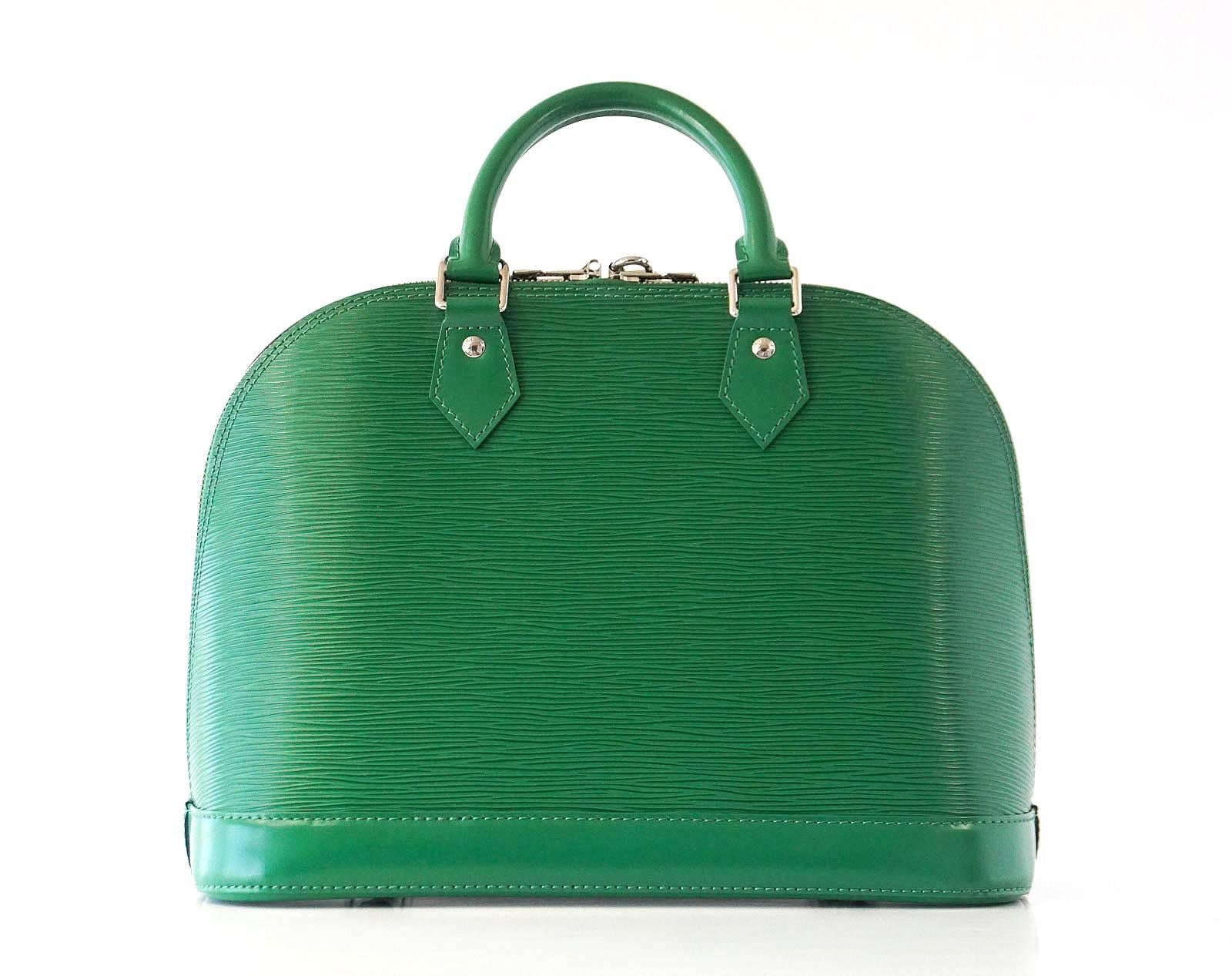 LOUIS VUITTON Bag Classic Alma PM Menthe Green Epi Leather   In Excellent Condition In Miami, FL