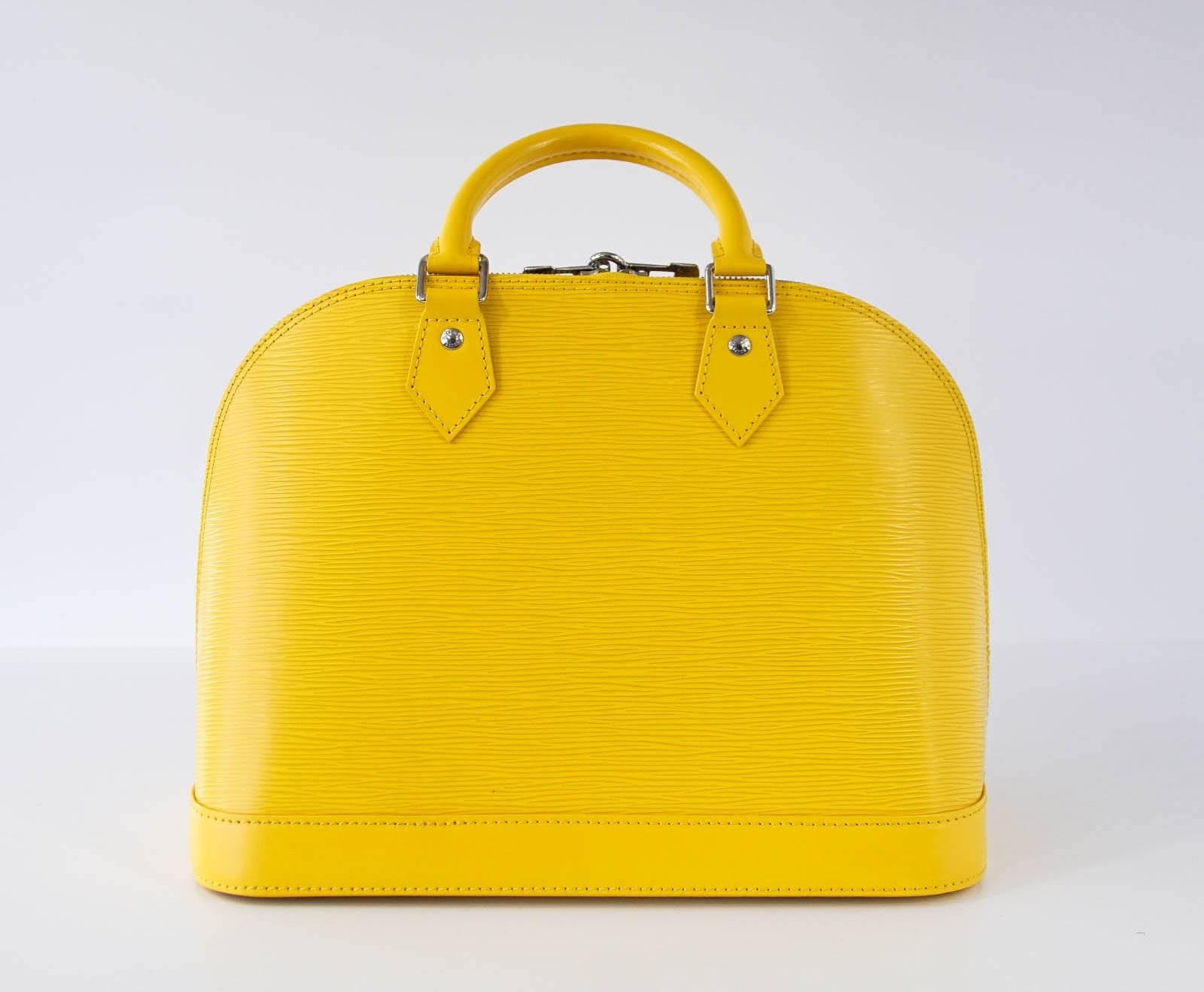 LOUIS VUITTON Bag Alma PM Citron Yellow Epi Leather  In Excellent Condition In Miami, FL