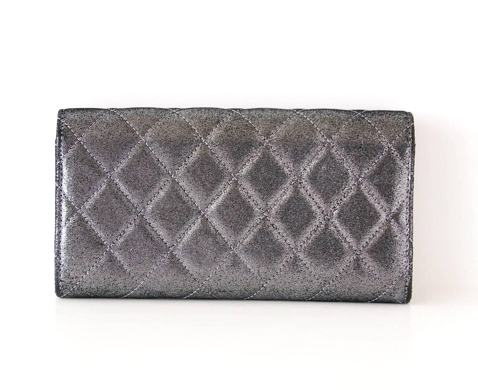 Chanel Wallet Metallic Silver Quilted Leather Paris-Edinburgh In Excellent Condition In Miami, FL