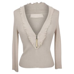 Top vintage de Prada de cachemira y seda, con cuello en V profundo con volantes y cremallera, talla 40