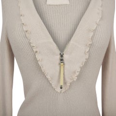 Top vintage de Prada de cachemira y seda, con cuello en V profundo con volantes y cremallera, talla 40