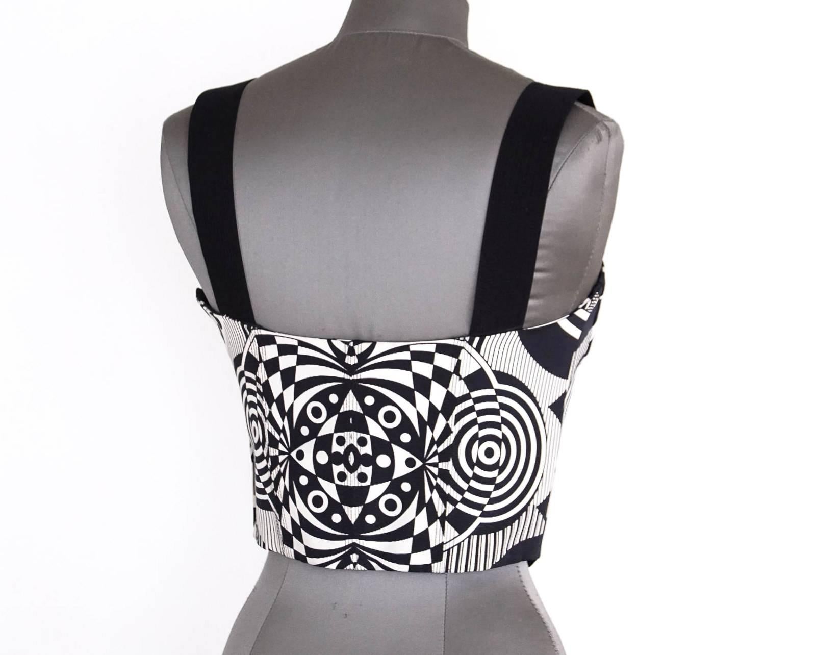 Guaranteed authentic GIANNI VERSACE COUTURE 1990's Vintage black and white bustier in a striking geometric pattern.
As seen on Linda Evangalista.
Defined cups with 1.5" black straps.
Decorative black top stitch over boning provide support and