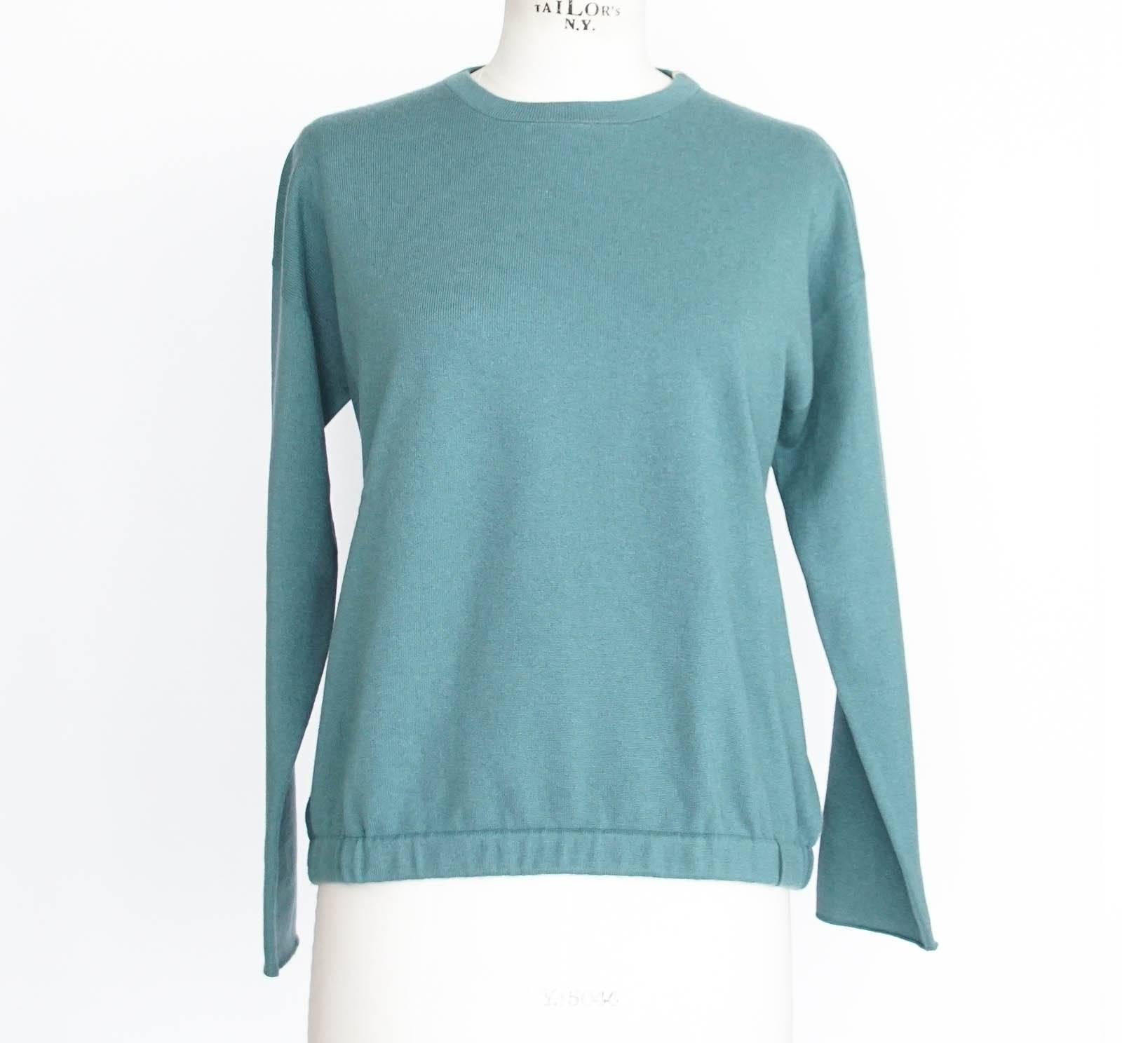 Guaranteed authentic Brunello Cucinelli teal crew neck cashmere sweater.
Unique elastic waist creates a pretty drape.
Sleeves have rolled edges and are drop shoulder.
NEW or NEVER WORN
final sale

SIZE S

SWEATER MEASURES: 
LENGTH 23.5