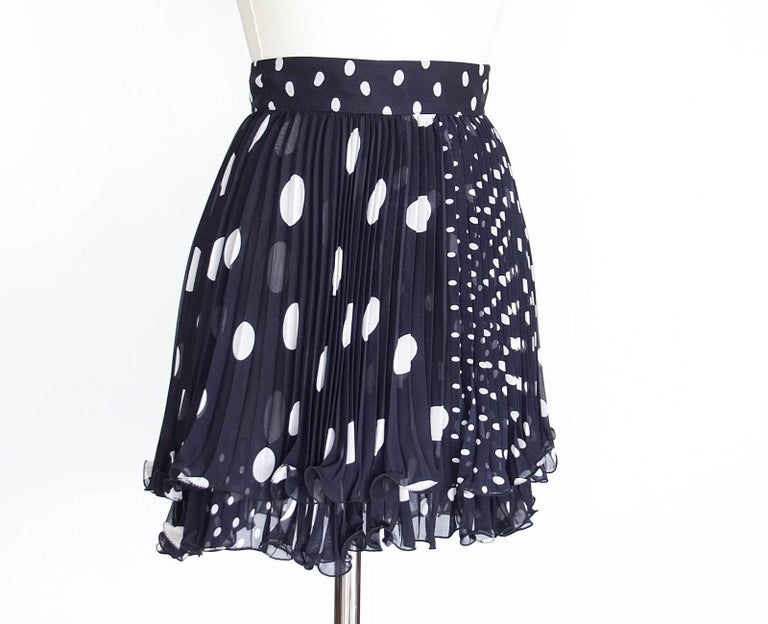 Guaranteed authentic GIANNI VERSACE Vintage tiered skirt.  
Vintage pleated polka dot skirt.
Polka dots in 3 sizes with flared and tiered bottom.
Jewel collar and sleeveless with rear zip.
2 