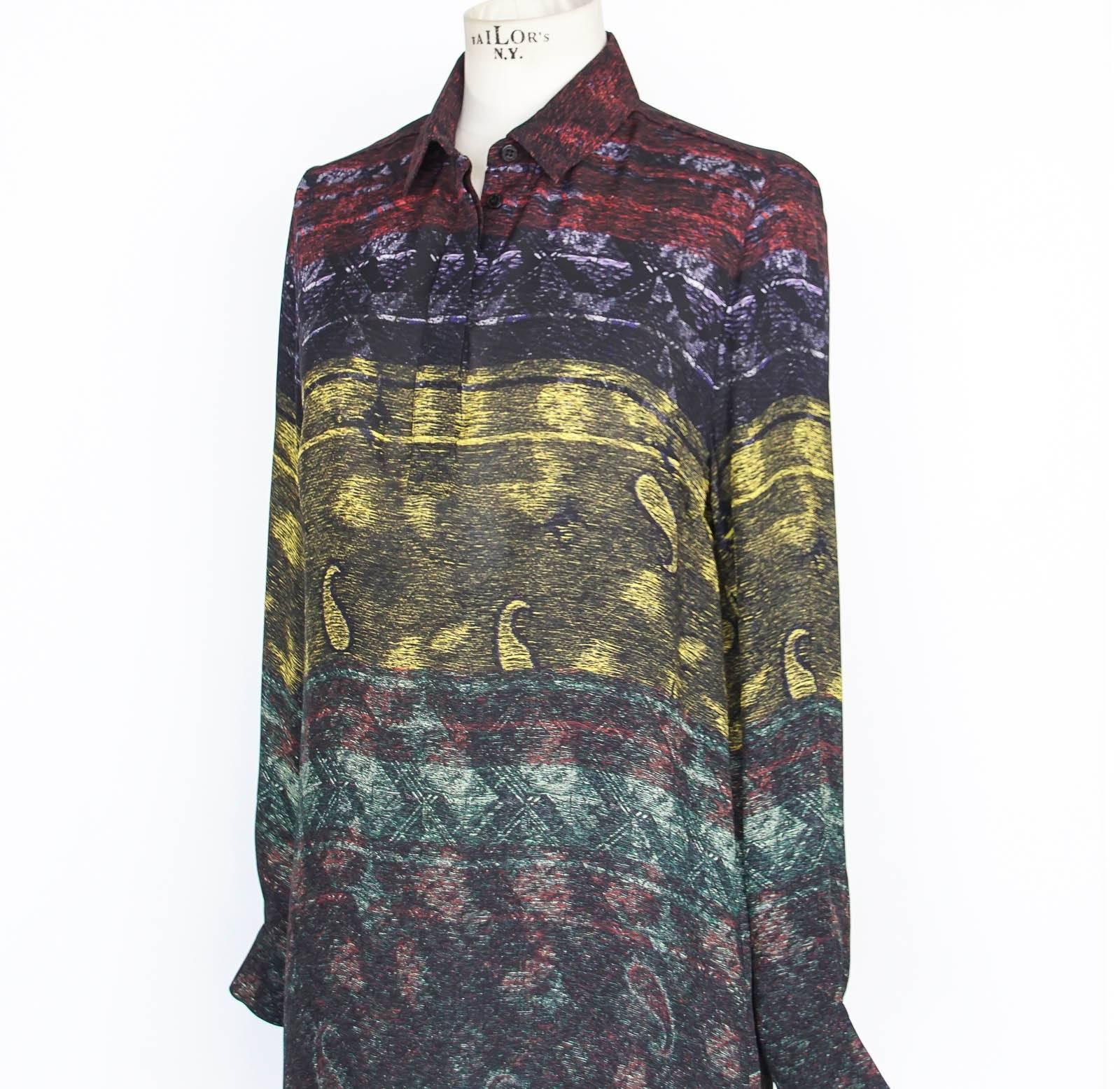 Mary Katrantzou paisley print tunic in dark shades of red, green, yellow and purple.
Muted print in rich colours makes this perfect for year round wear.
Peak collar and 3 embossed buttons in front.
Fabric is 100% silk.
final sale

SIZE XS

TOP