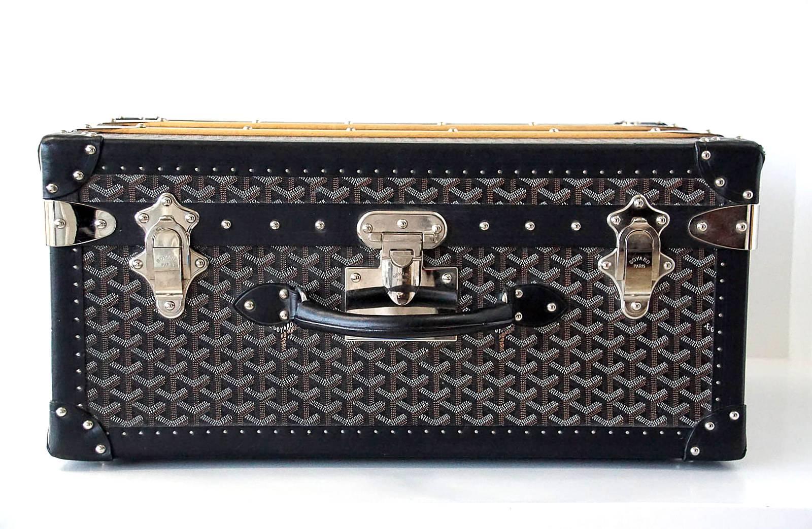 Guaranteed authentic Goyard black and brown signature monogram Model Palace 55 trunk.
Palladium fittings and logo embossed closures.
Trunk interior is lined in signature yellow canvas.
Removable insert with embossed straps and fittings.
A fabulous