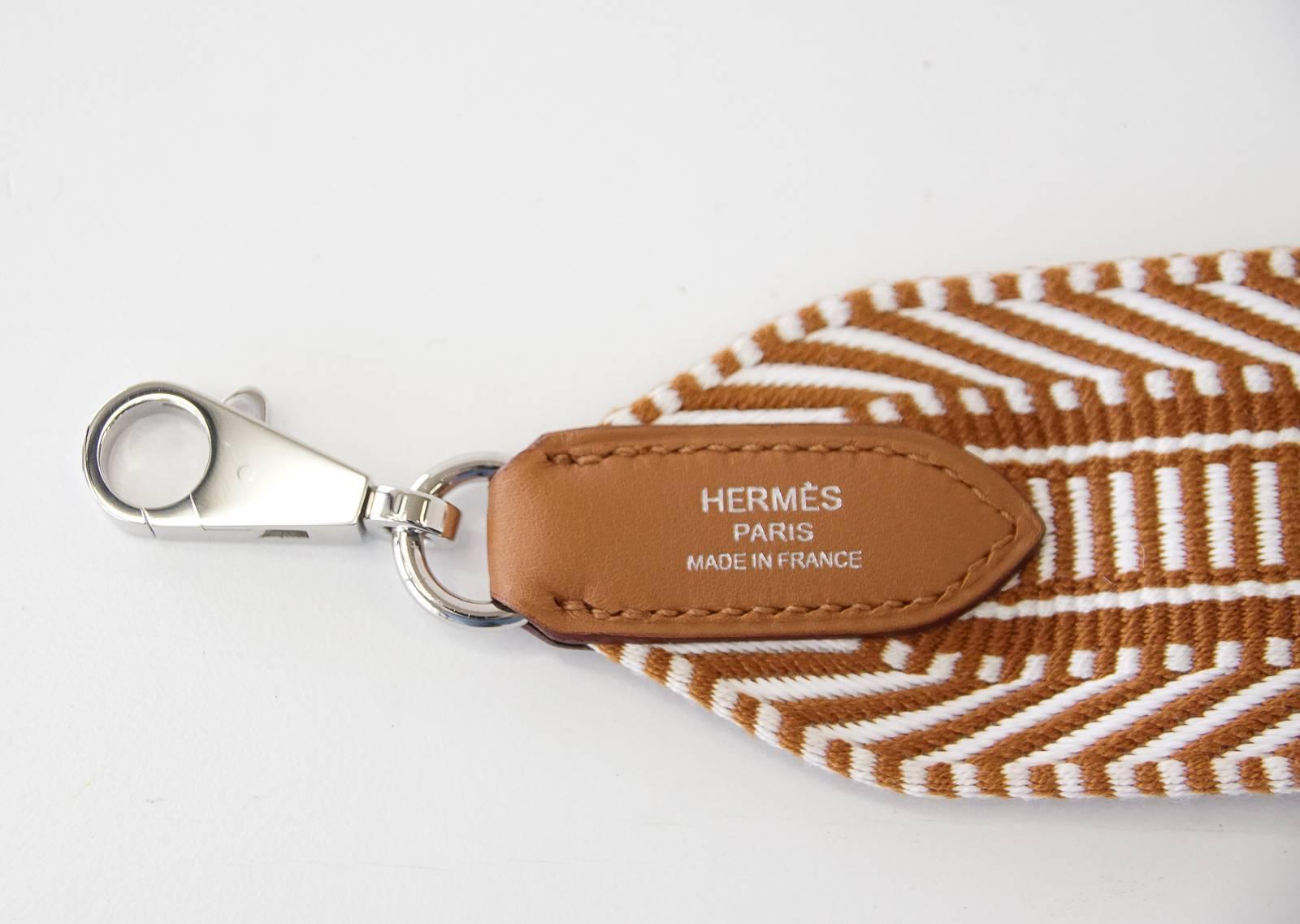 Guaranteed authentic Hermes limited edition canvas Amazon Zig Zag Shoulder strap.
Very difficult to find this Gold and Ecru strap is perfect the Kelly or Bolide bag.
Leather tabs and palladium hardware.
Comes with sleeper and signature Hermes