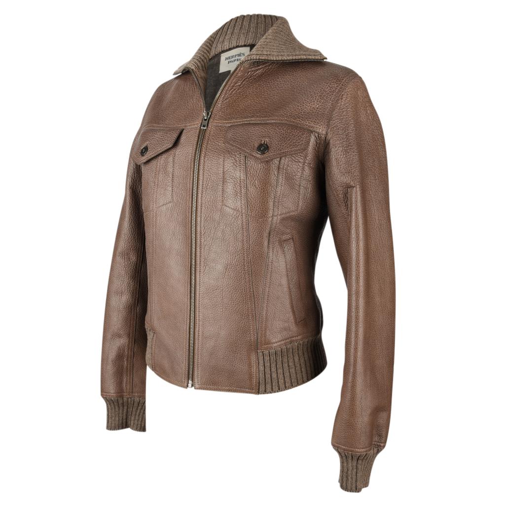 Garantiert echte Hermes schicke Bisonlederjacke.
Bomberjacke in Taupe mit einem Futter aus grauem Wollflanell.
Strickbündchen an Saum, Bündchen und Hals.
Frontreißverschluss mit Logoprägung.
2 Brusttaschen mit logogeprägten Knöpfen und 2