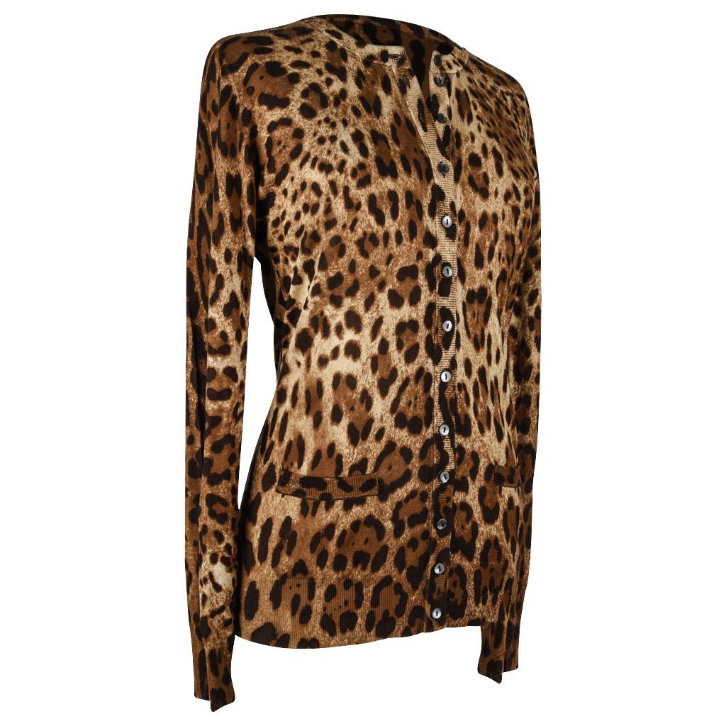 Guaranteed authentic Dolce&Gabbana timeless classic brown leopard print cardigan.
2 front slot pockets.
11 logo embossed front buttons.
Ribbing at neck cuffs and hip.
Fabric is silk.
final sale

SIZE M

SIZE 46
USA SIZE fits 8 

CARDIGAN MEASURES: