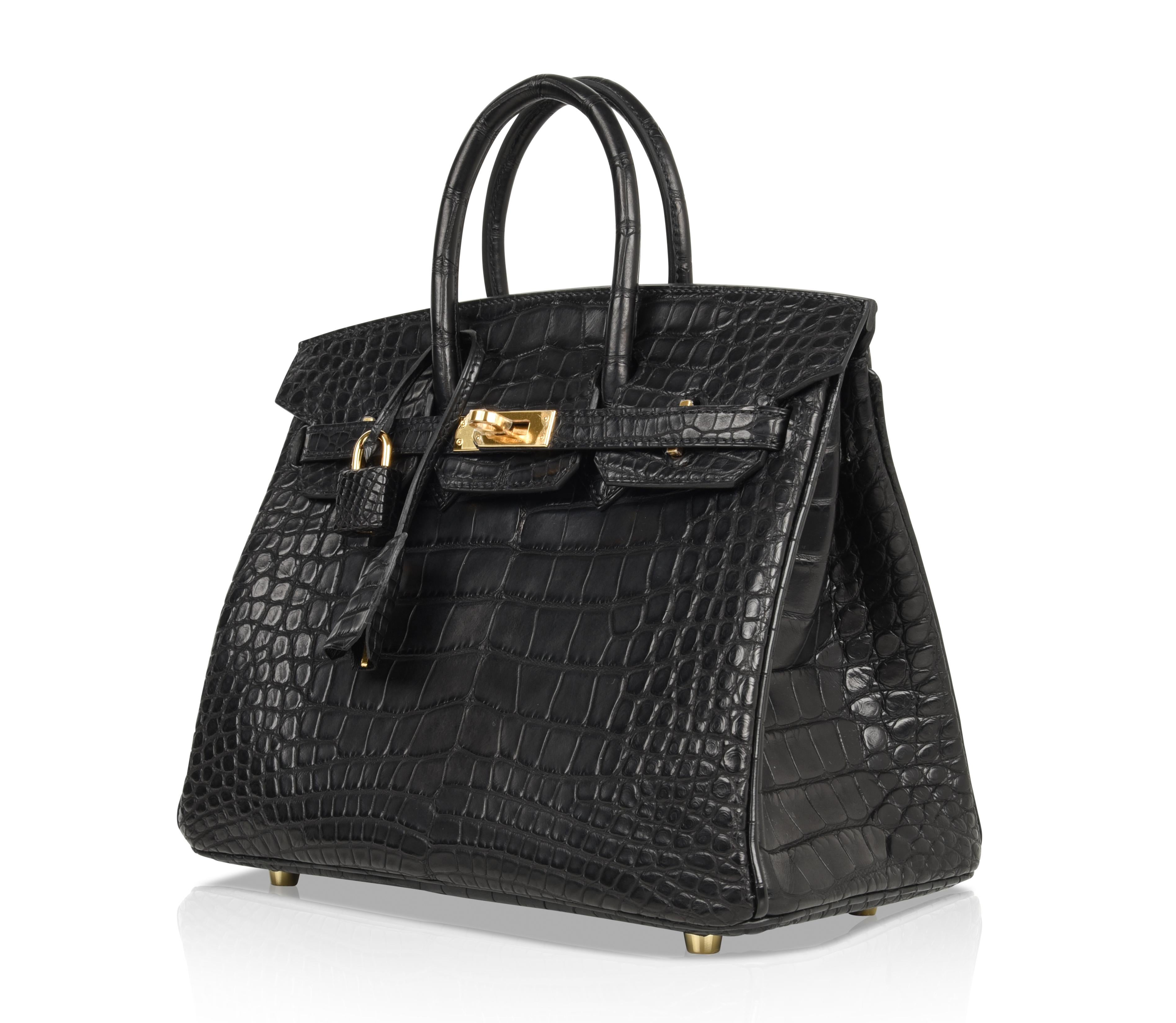 Hermès - Sac Birkin 25 noir mat en alligator avec accessoires dorés 2