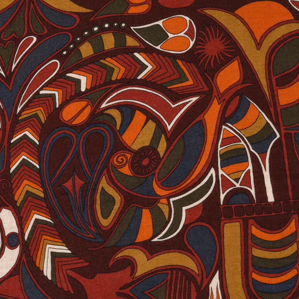 Hermes Schal Schal Folklore Motiv Reiche Farbe und Design Kaschmir Seide Vintage im Zustand „Hervorragend“ im Angebot in Miami, FL