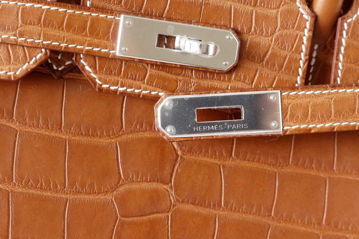 Garantie d'authenticité du sac Hermès Birkin 30 rare et mat Fauve Barenia. 
L'alligator Fauve Barenia mat est un procédé spécial et très rare à trouver.  Considéré comme faisant partie de l'élite des sacs Hermès. 
La perfection du chic et de la