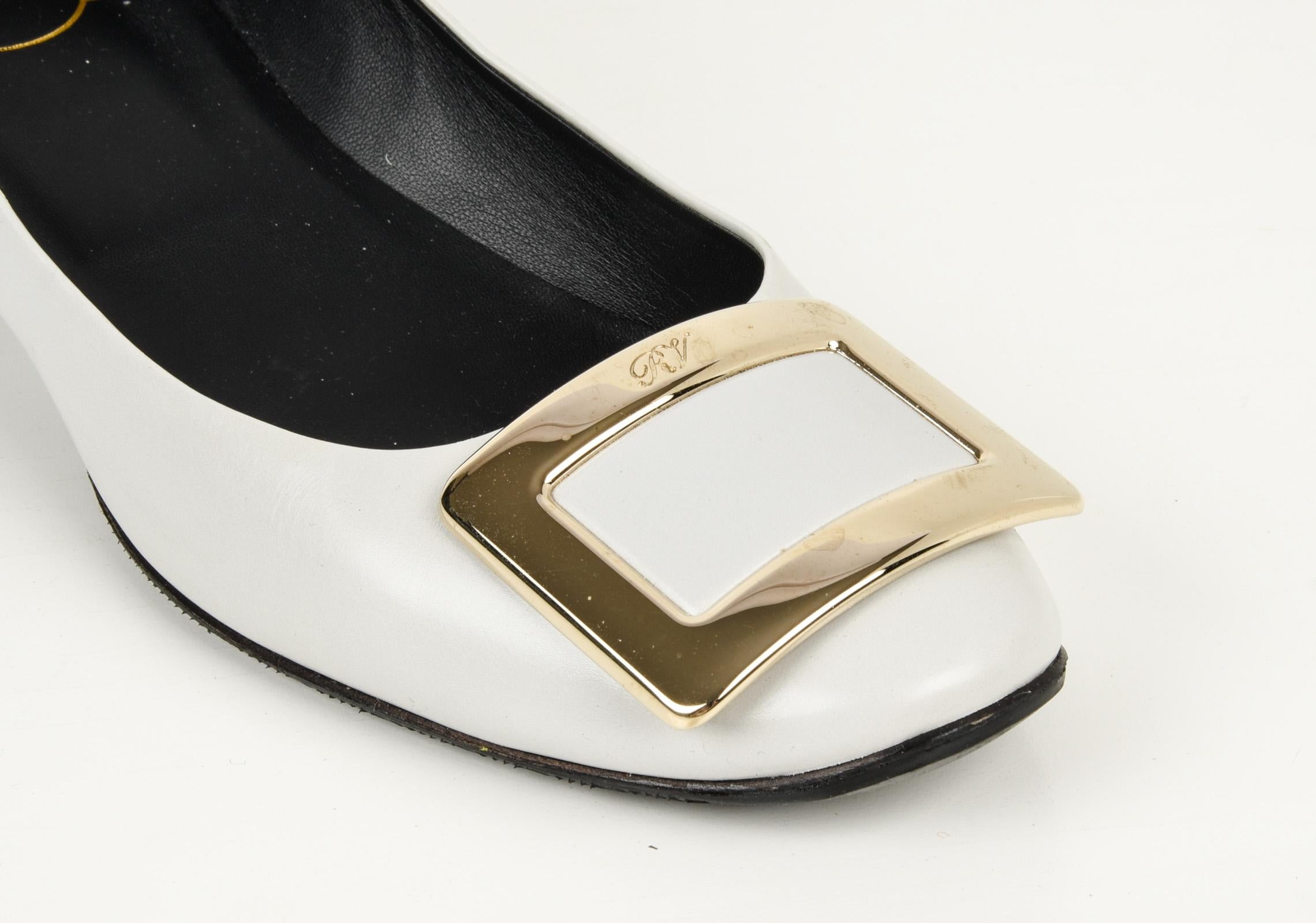 Guaranteed authentic Roger Vivier light dove gray pump. 
Signature metal buckle.
Comes with sleepers and box.
Some natural wear marks - see photos

  
SIZE  38
USA SIZE  8  
    
SHOE  MEASURES:
HEEL  1.25
