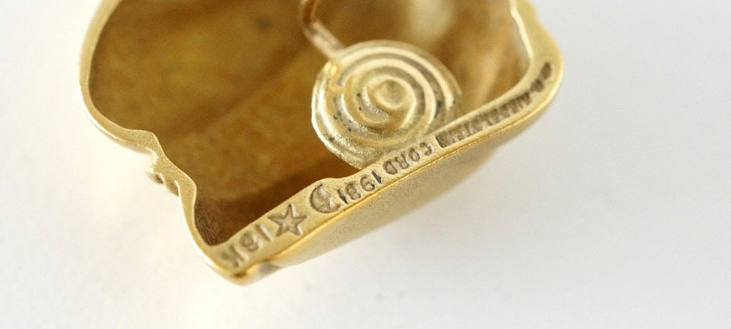 Barry Kieselstein-Cord Boucles d'oreilles en or 18 carats avec design emblématique et signature en or vert en vente 4