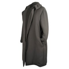 Grauer, schlanker Mantel von Hermès mit subtiler Polsterung 38 / 6