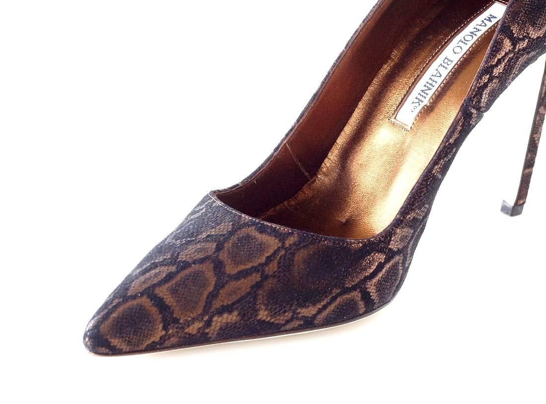Manolo Blahnik exquisite coppery bronze pump.
Faux python embossed.
Soft pointed toes with stiletto heels.
NEW or NEVER WORN.
Final Sale

SIZE  39
USA SIZE  9

SHOE MEASURES:
HEEL  4