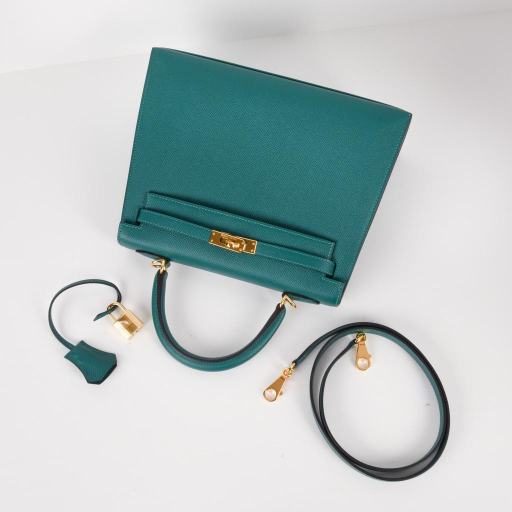 Guaranteed authentic Hermes Kelly 25 jewel toned emerald Malachite sellier with lush gold hardware.
Epsom leather.  
New or Never Worn.
Comes with signature Hermes orange box, raincoat, shoulder strap, sleepers, lock, keys and clochette.
One