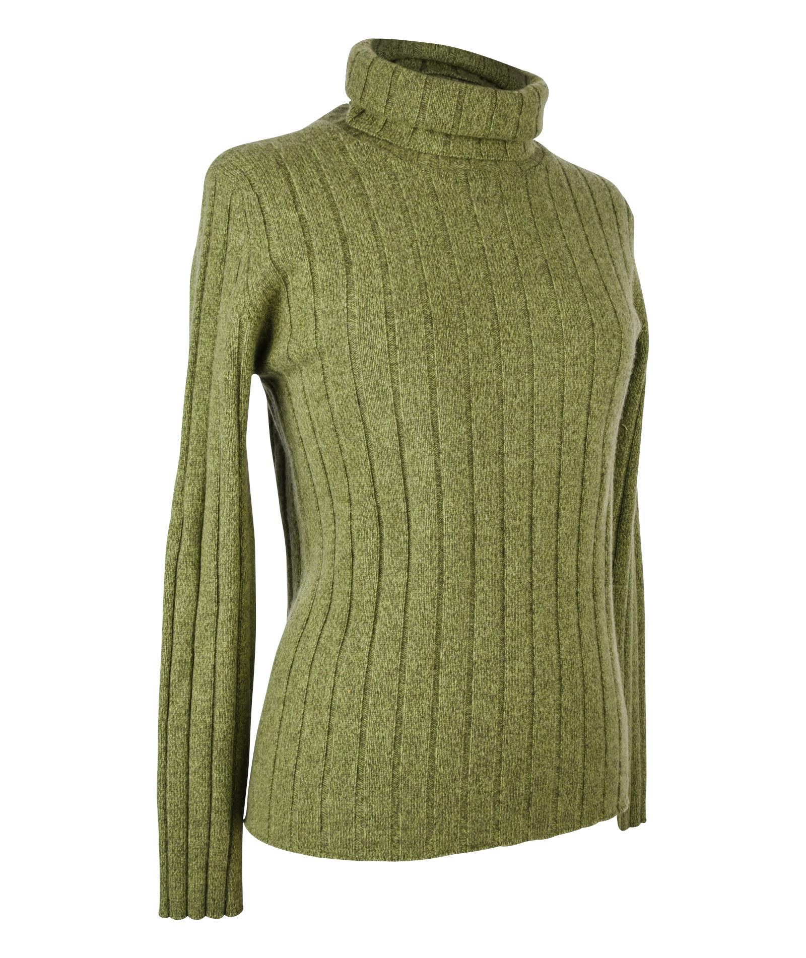 Fabulous Chanel 97A large ribbed turtleneck in soft green with a soft brown heathered effect.
Straight easy fit with long sleeves.
CC embroidered on hip.
Classic and timeless. 
Love this!
Fabric is cashmere. 
final sale

SIZE 42
USA  8

TOP