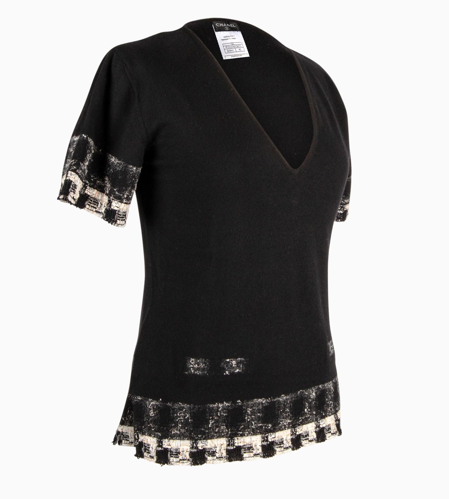 Garantie d'authenticité Chanel 05C col V en cachemire noir de jais. 
Les manches et l'ourlet sont bordés de tweed fantaisie de 3