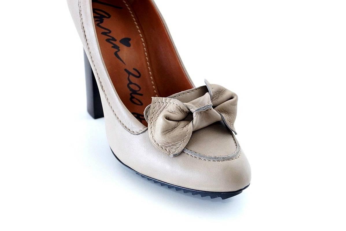 Guaranteed authentic Lanvin sensational 2010 shoe.
High heel loafer style shoe with a big leather bow in the front. 
Neutral khaki color.  
Thick wood stacked heel. 
Fabulous!  
NEW or  NEVER WORN.  Comes with sleeper. 
final sale

SIZE  39 
USA