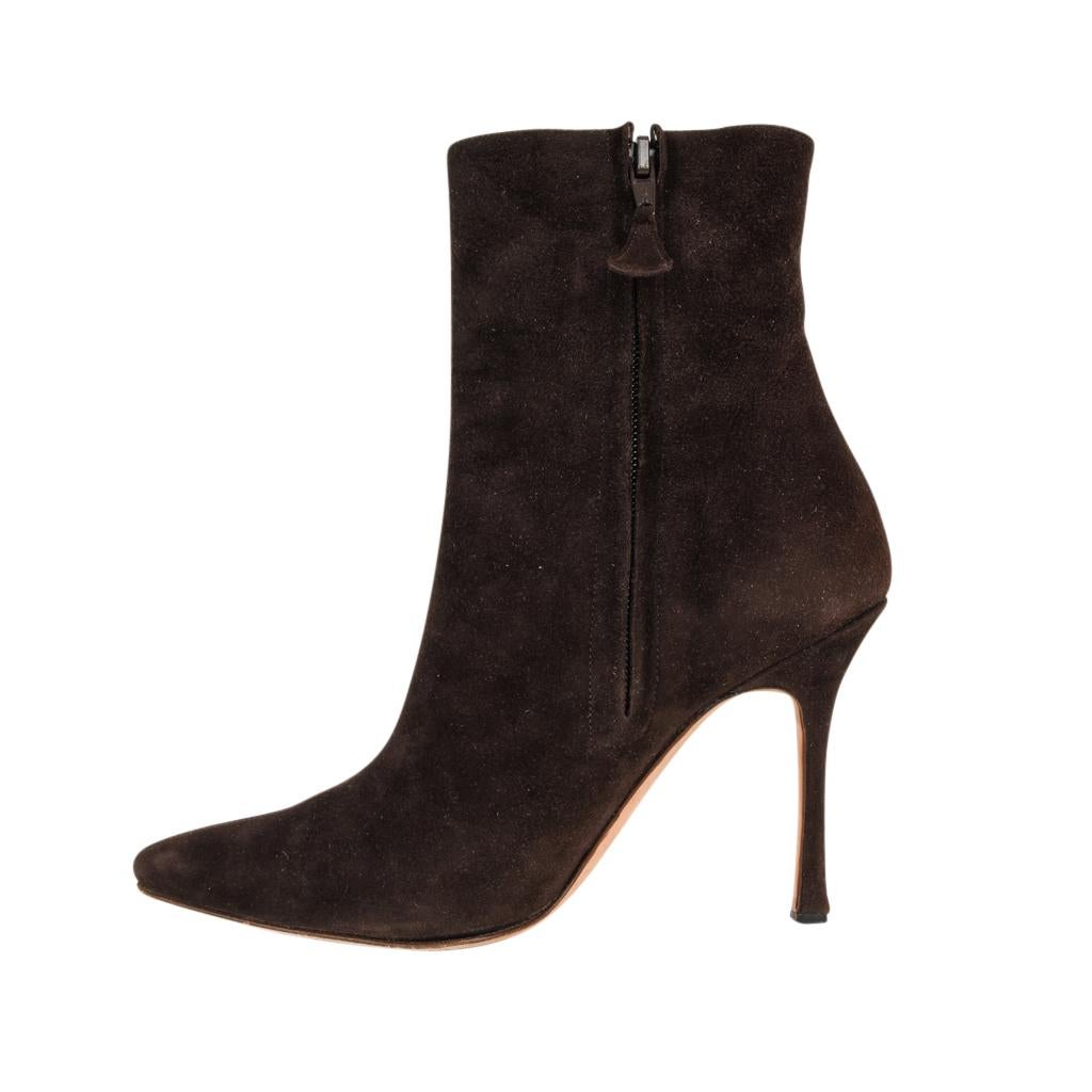 Noir Manolo Blahnik Bottines en daim souple couleur chocolat en fourrure, Taille 36,5  / 6.5 en vente