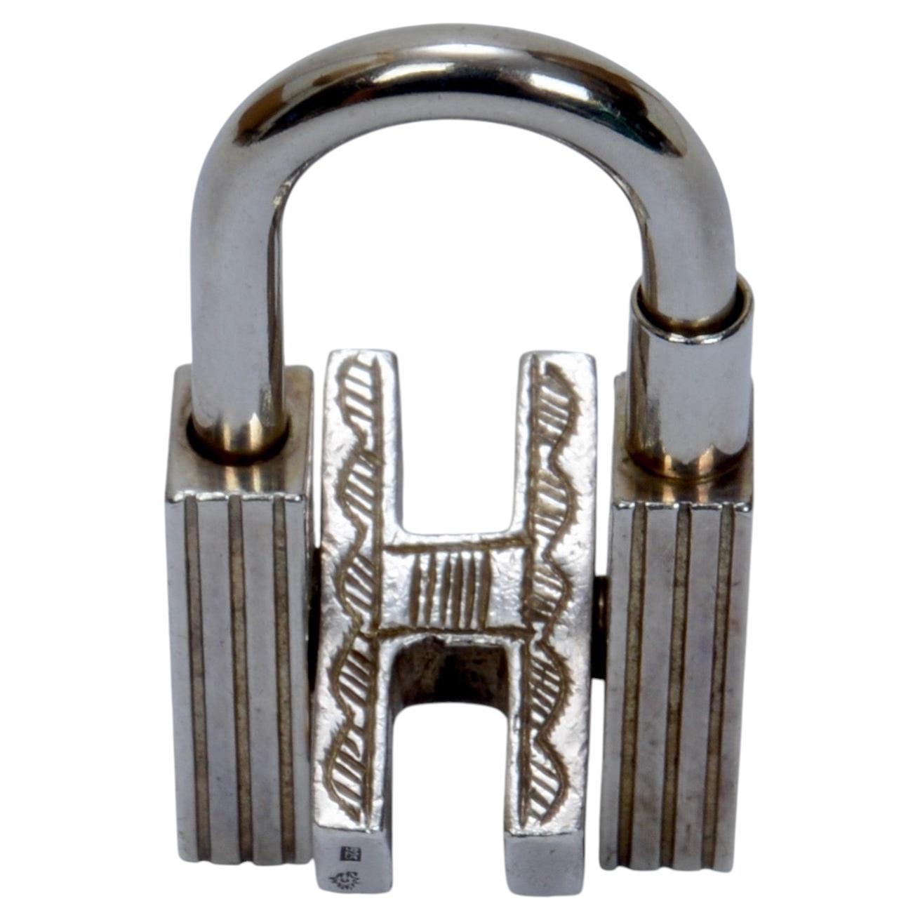 Hermes Sterling Silver Touareg H Motif Cadena Padlock Charm en vente