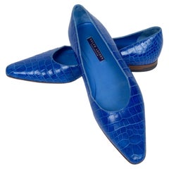 Un paio di ballerine blu in pelle di alligatore della linea Purple Label di Ralph Lauren