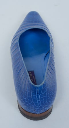 Un paio di ballerine blu in pelle di alligatore della linea Purple Label di Ralph Lauren