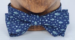 Nœud papillon Hermès bleu et argent orné d'un motif de poisson nageant