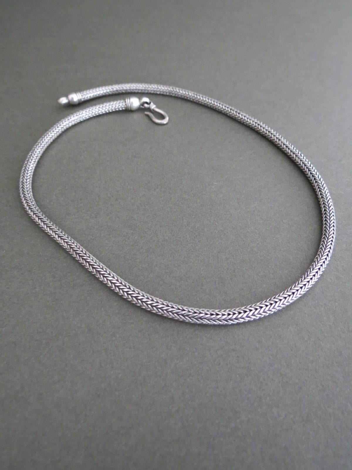 Vintage Sterling Silver Danish Modernist Snakeskin Necklace. Lovely pattern and hallmarked .
Item Specifics
Length: 45cm (approx 17.50