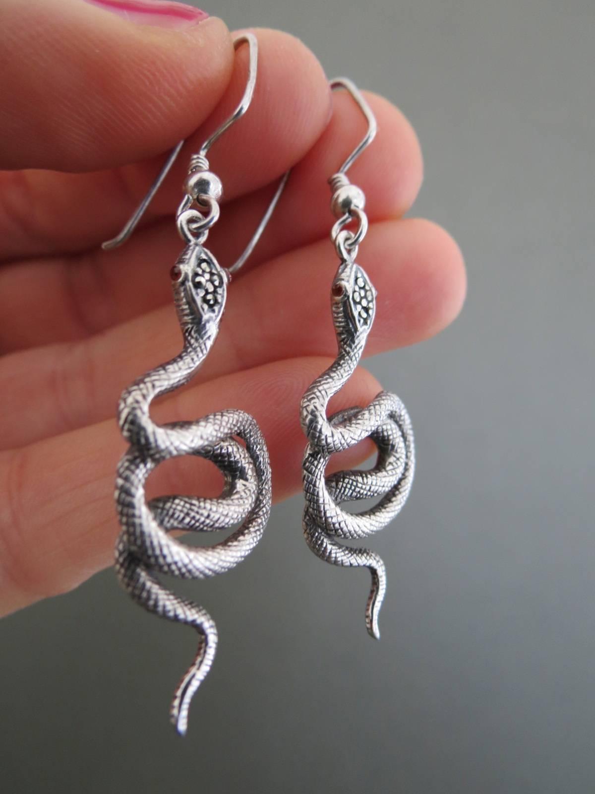 Vintage Art Deco Silver Snake Garnet Marcasite Earrings In Good Condition For Sale In Hove, GB