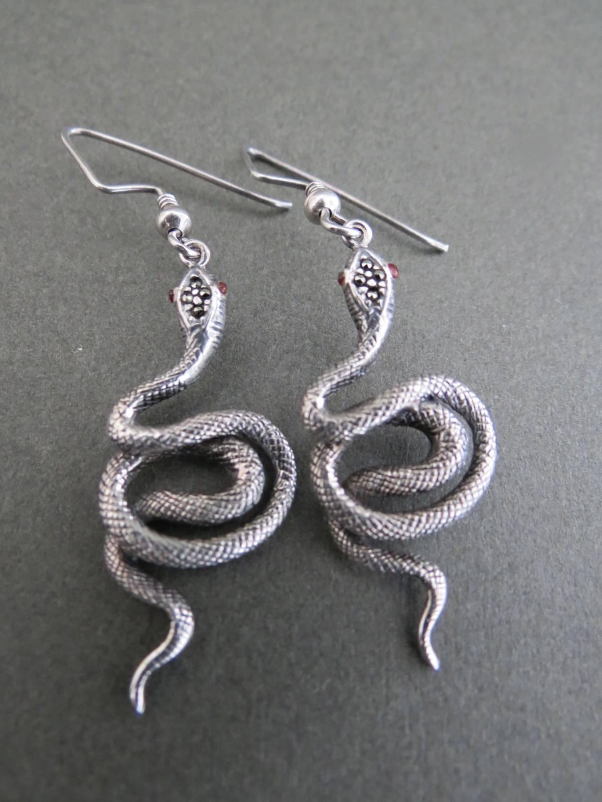 This vintage set of silver earrings would be lovely addition to your collection.
Item Specifics
Height: 6cm (approx 2.50