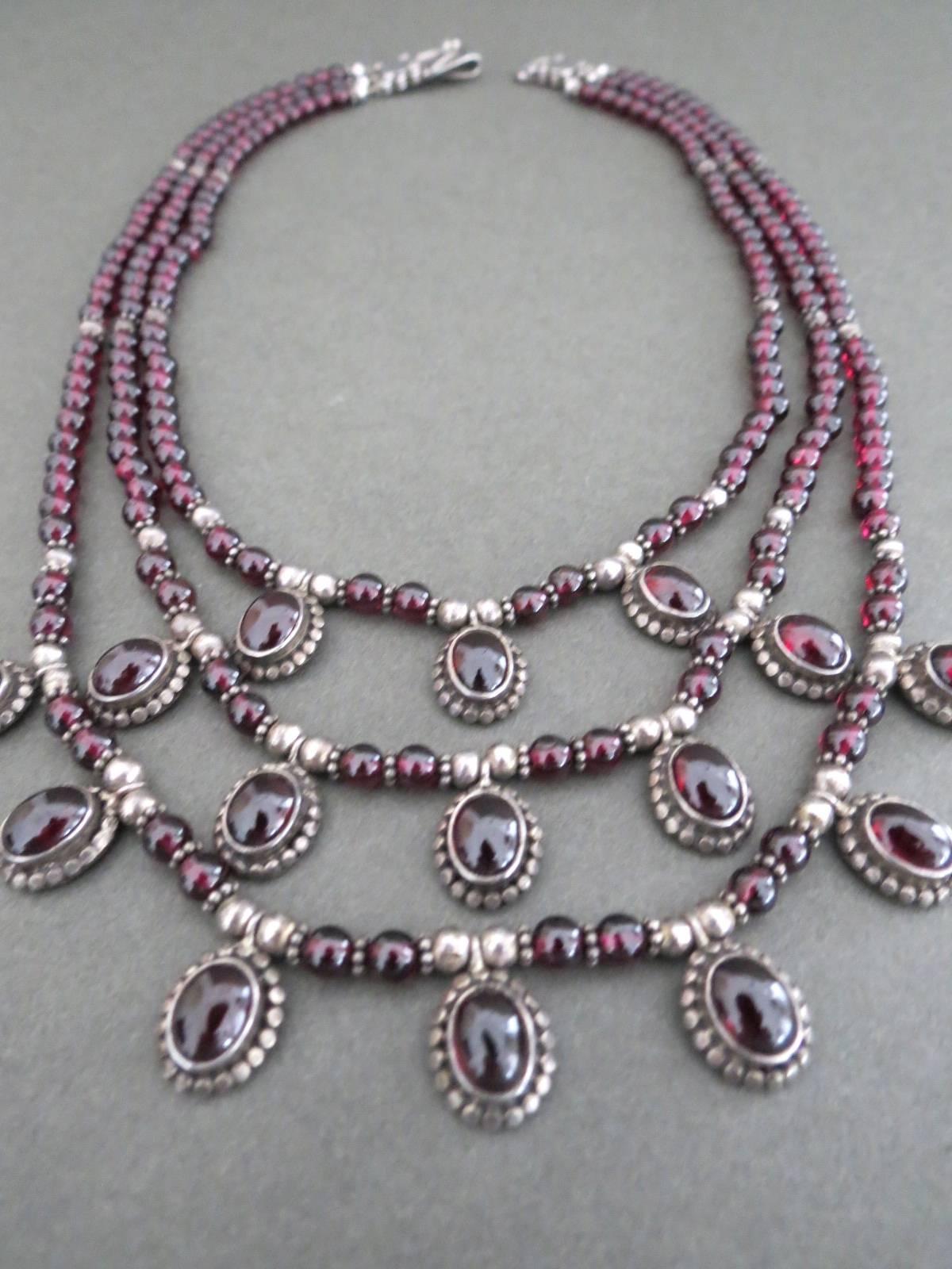 Vintage Silver Garnet Necklace .
Item Specifics
Length: 46cm (approx 18.00