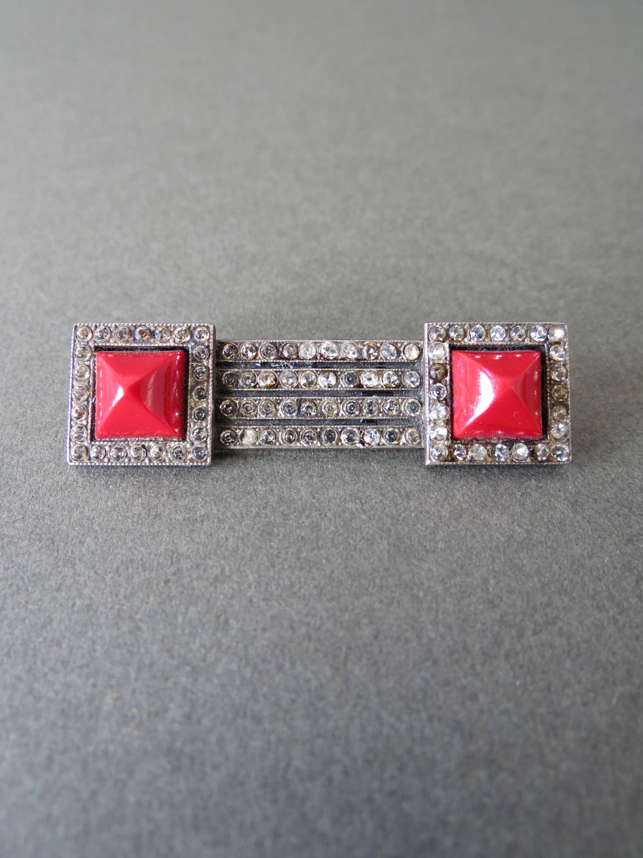 Vintage Art Deco Solid Silver Paste & Red glass Brooch.
Item Specifics
Length: 5.5cm (approx 2.00