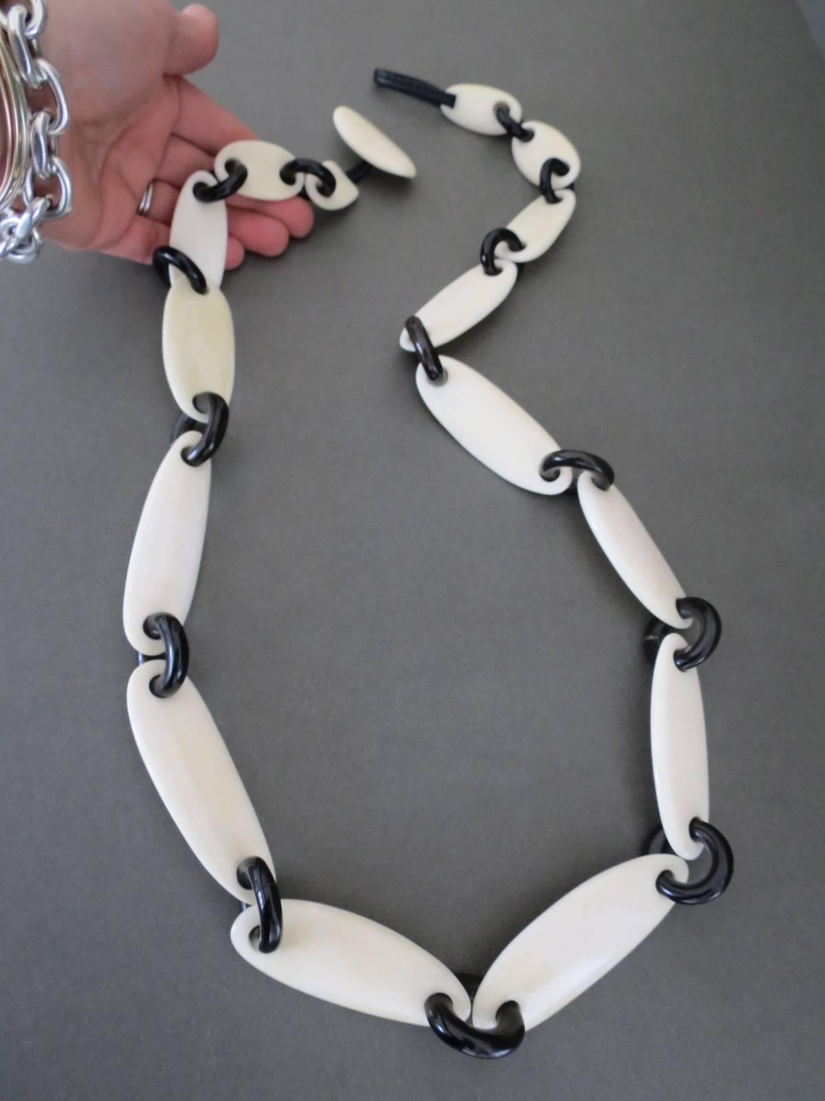 This is lovely Danish Monies bovine horn necklace designed by Gerda Lynggaard . The necklace is signed.
Item Specifics
Length: 100cm (approx 39.00