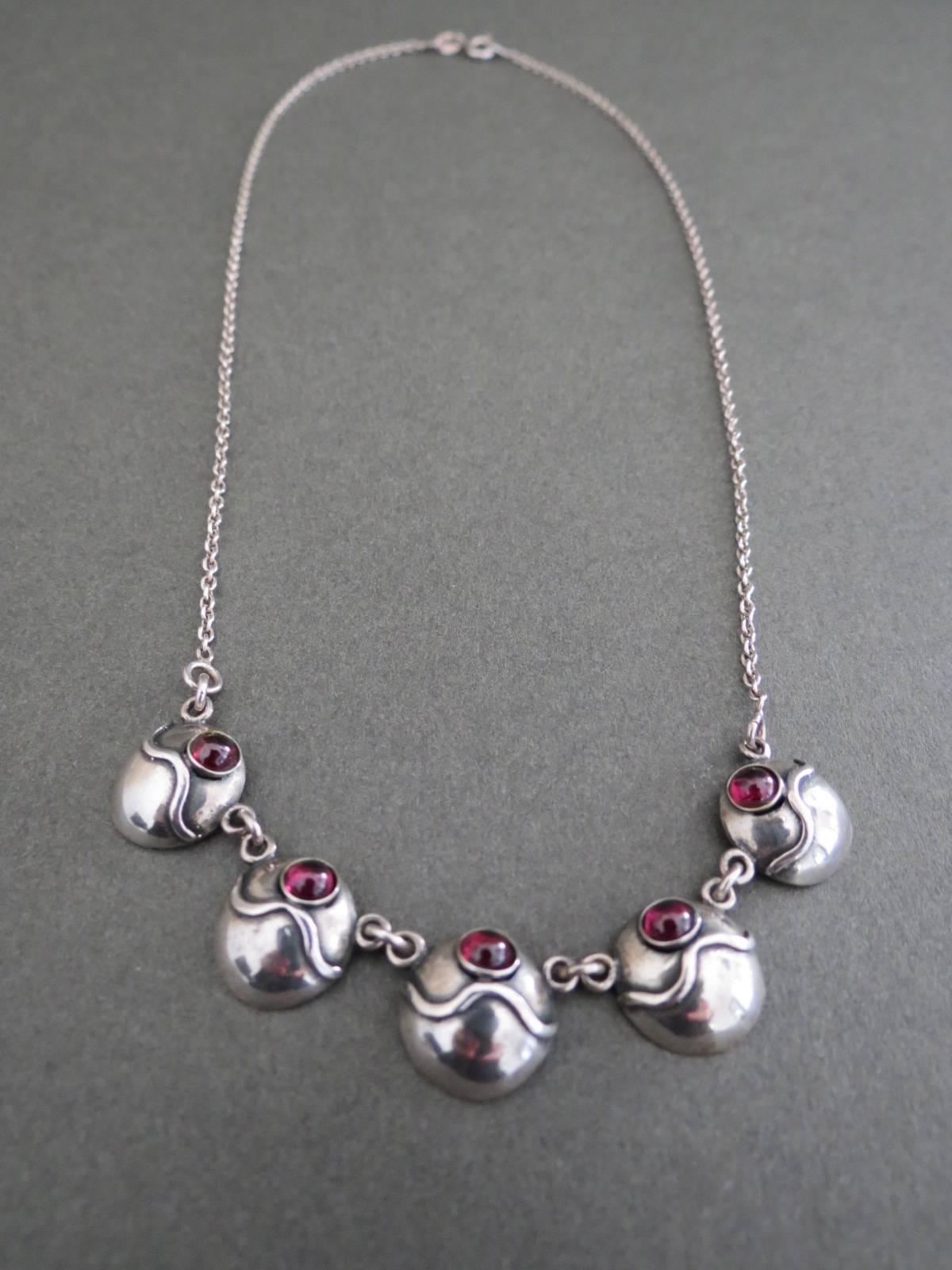 Vintage Silver Garnet Necklace .
Item Specifics
Length: 41cm (approx 16.00